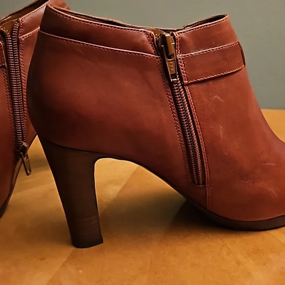 Designer Leather Booties! NWOT. Gorgeous Autumn caramel color. Size 7 1/2 - Picture 5 of 8